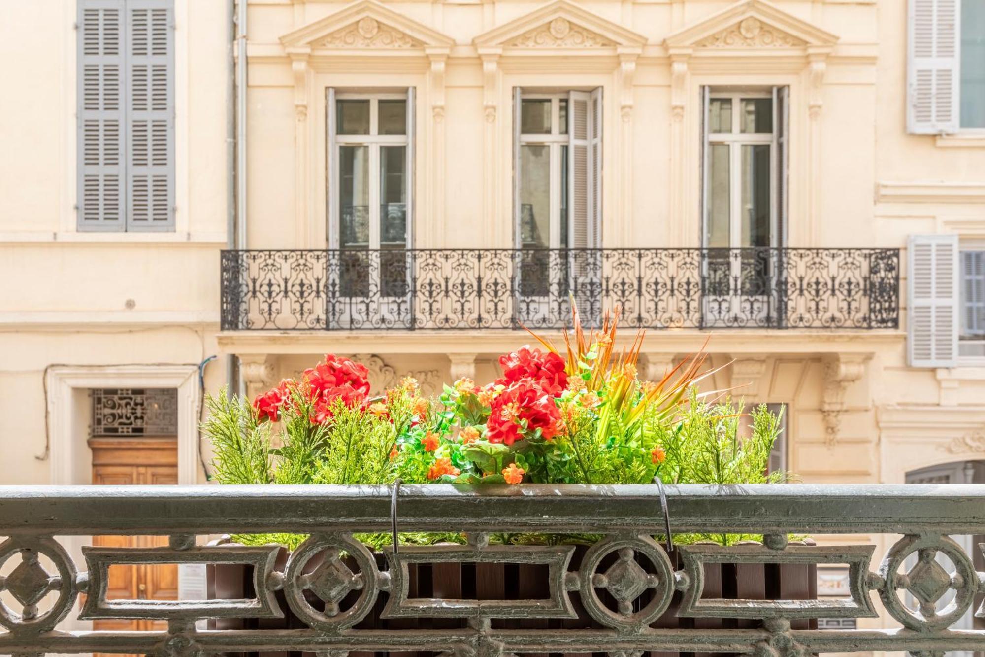 Adira Marseille Montgrand 2 Etoiles Apartment Bagian luar foto