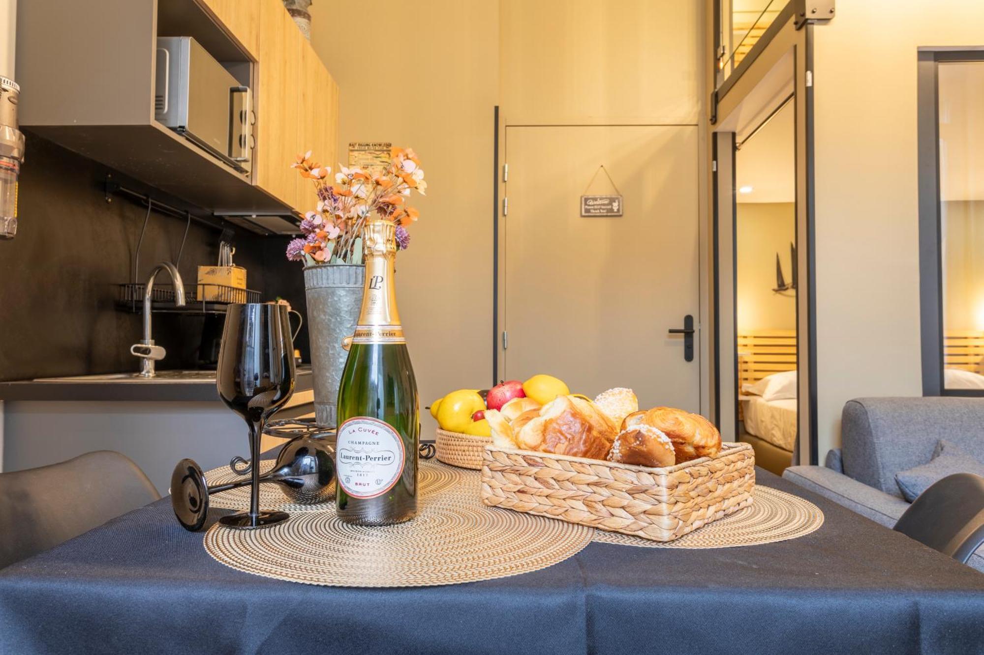 Adira Marseille Montgrand 2 Etoiles Apartment Bagian luar foto